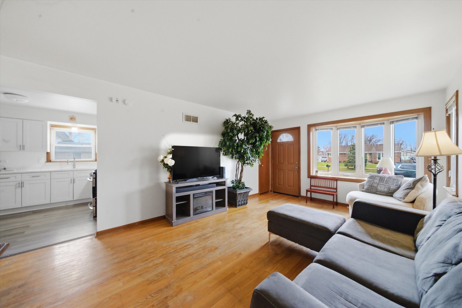 7705 80th Place Bridgeview, IL 60455 - Photo 6 of 29