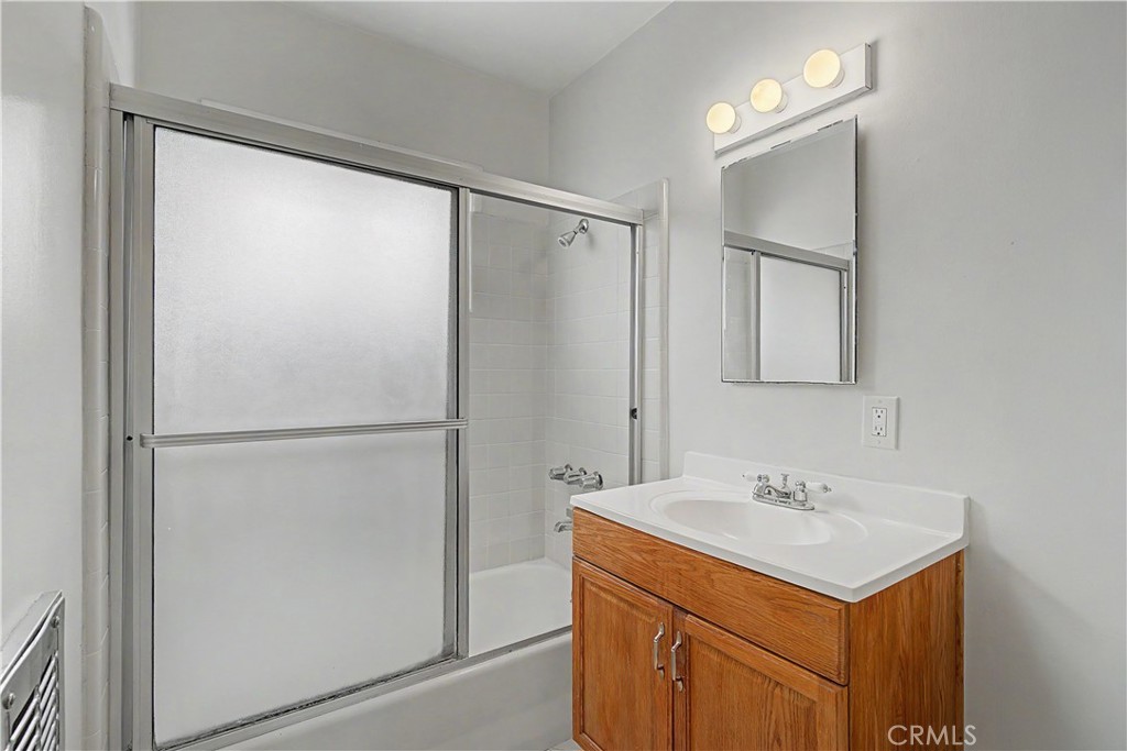 1049 3rd Street Hermosa Beach, CA 90254 - Photo 12 of 21 1051 3rd St - Bathroom with Shower and Tub