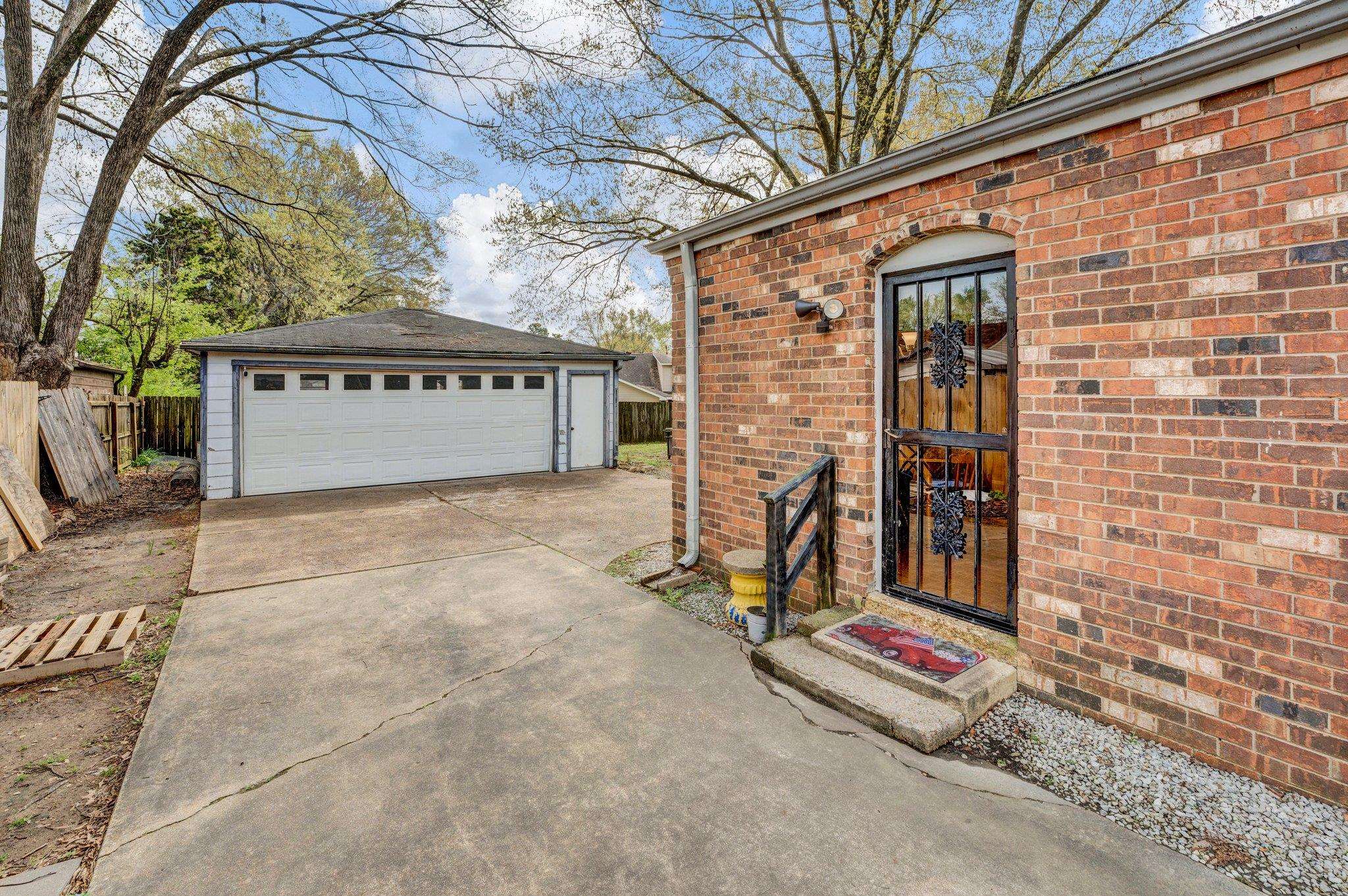 3086 Altruria Road Bartlett, TN 38134 - Photo 17 of 21 a view of a wooden door
