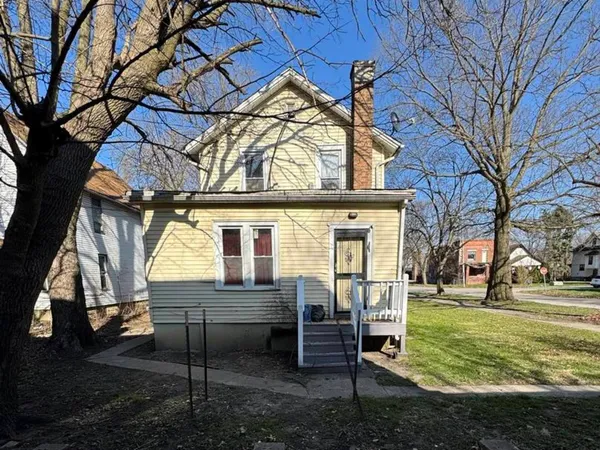 a view of a house with a yard