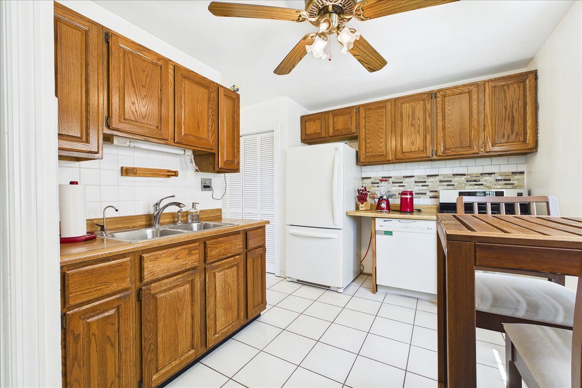 1934 Canfield Road Park Ridge, IL 60068 - Photo 8 of 24
