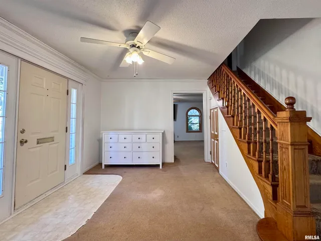 a view of an entryway with workspace