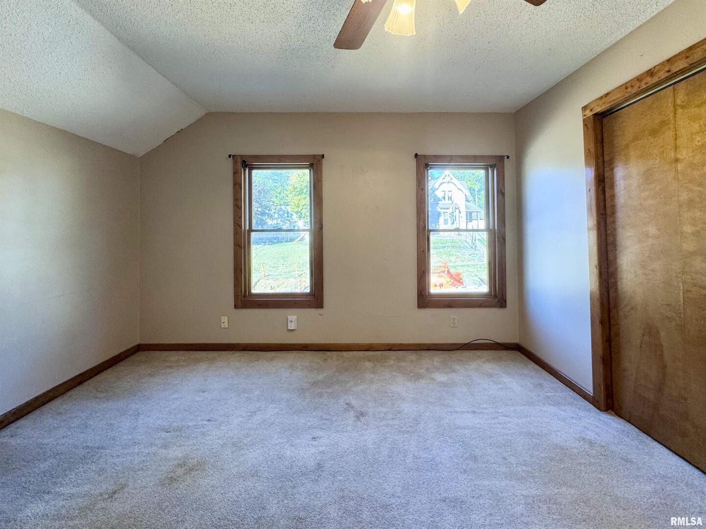 2711 North 2nd Street Clinton, IA 52732 - Photo 20 of 24 an empty room with windows