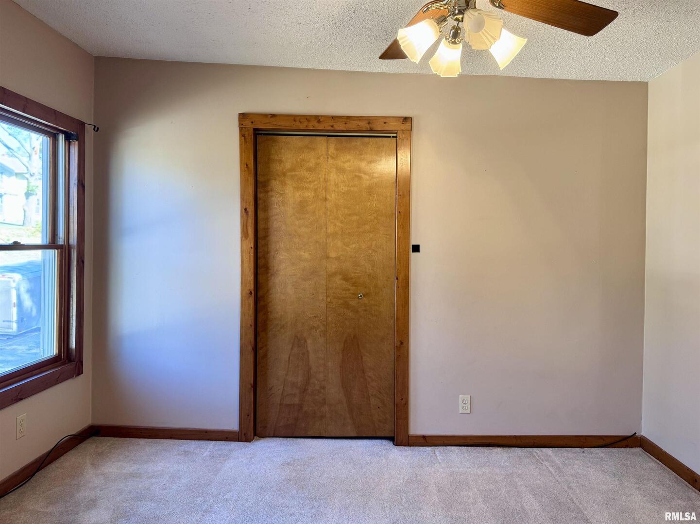 2711 North 2nd Street Clinton, IA 52732 - Photo 21 of 24 an empty room with window