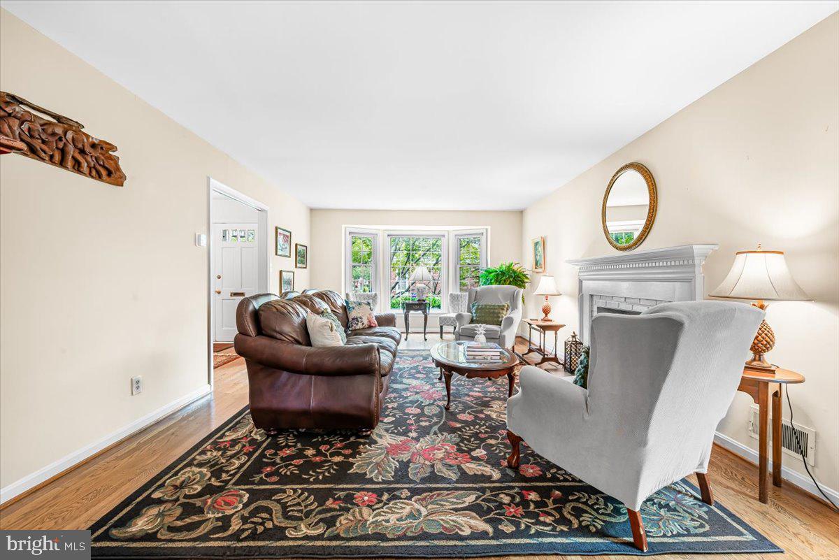 9809 Canal Road Gaithersburg, MD 20886 - Photo 15 of 50 a living room with furniture a rug and a window