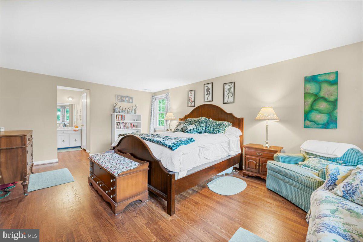 9809 Canal Road Gaithersburg, MD 20886 - Photo 21 of 50 a living room with furniture and a wooden floor
