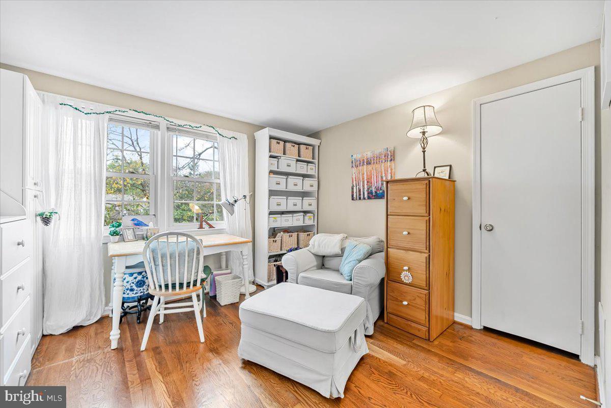 9809 Canal Road Gaithersburg, MD 20886 - Photo 25 of 50 a living room with furniture and a wooden floor