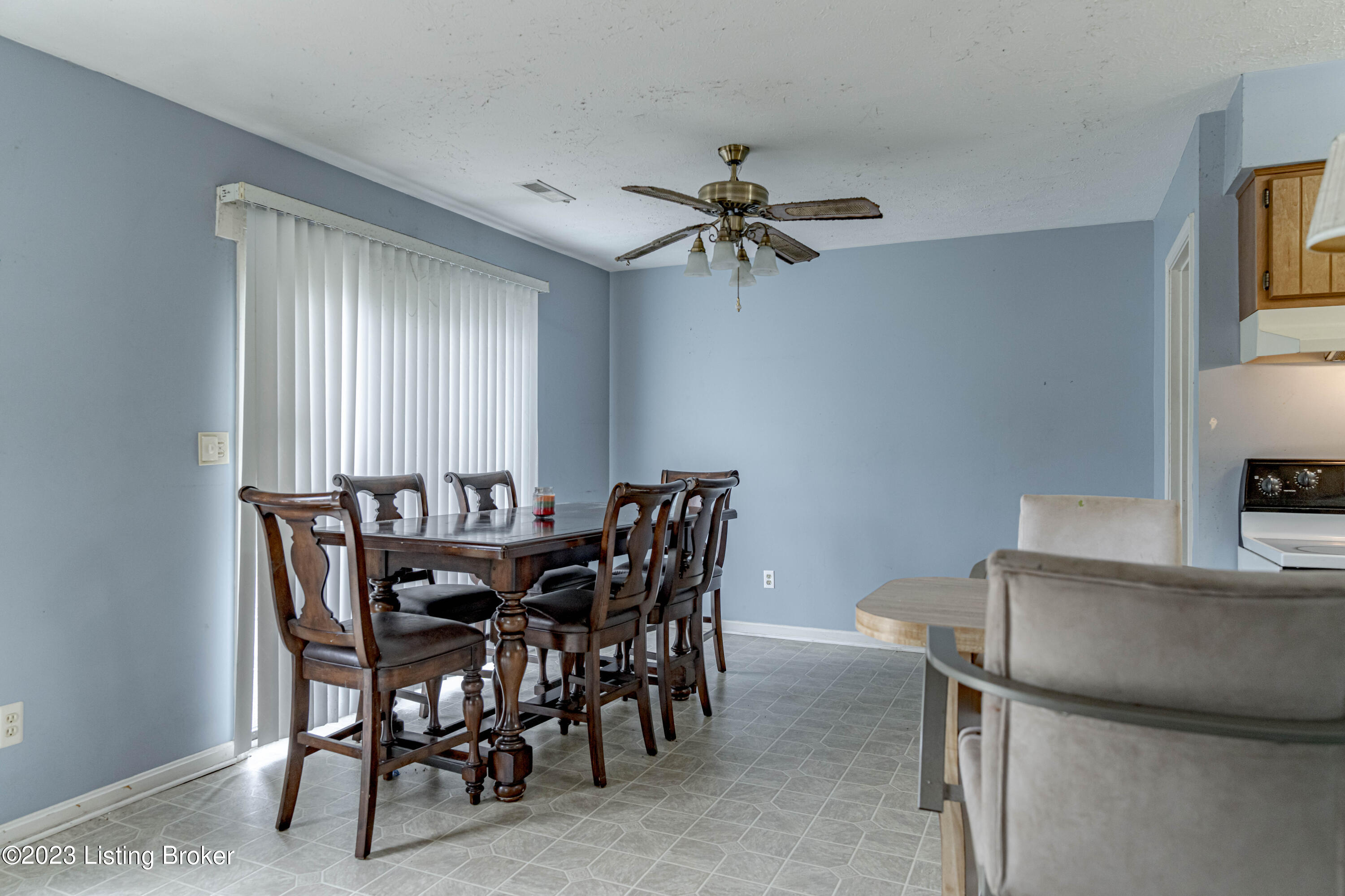 3033 Fordhaven Road Louisville, KY 40214 - Photo 5 of 49 DSC05275