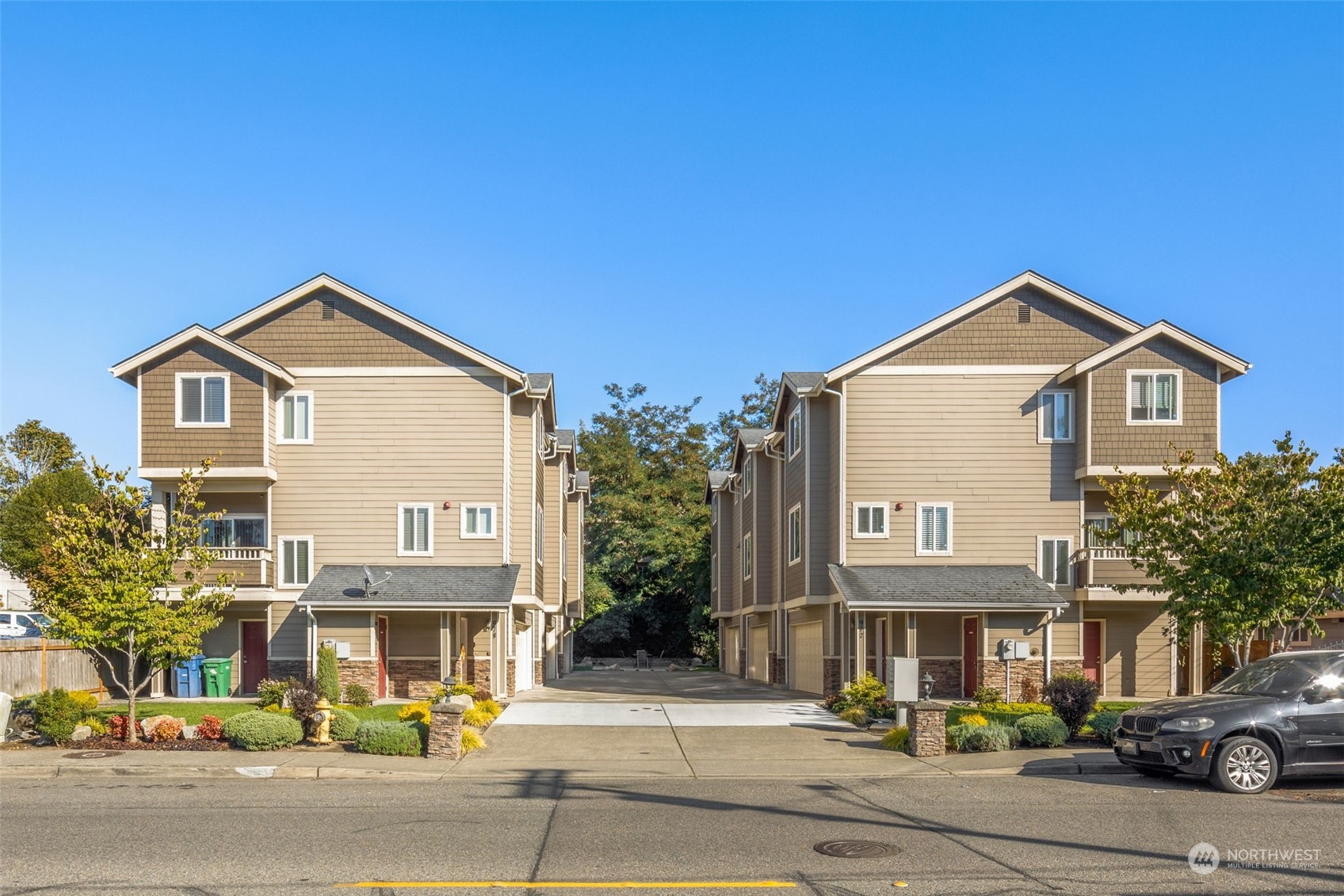 978 Edmonds Avenue Northeast Renton, WA 98056 - Photo 7 of 18 a front view of a building with street view