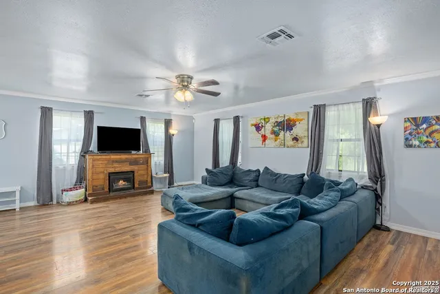 $2,100 | 904 Highway 173, Bandera, TX 78003