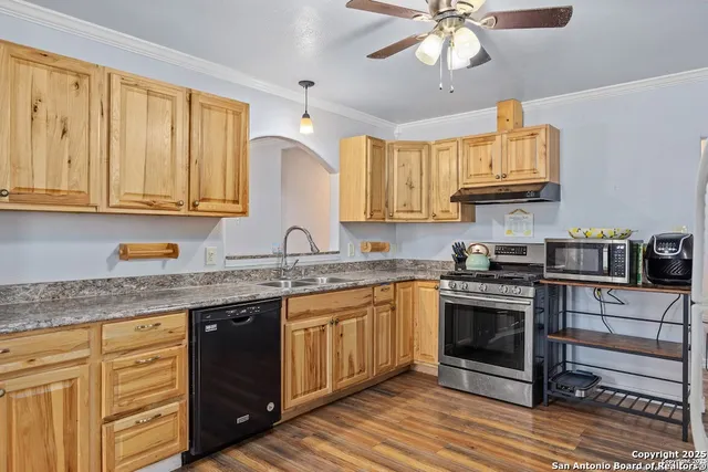 $2,100 | 904 Highway 173, Bandera, TX 78003