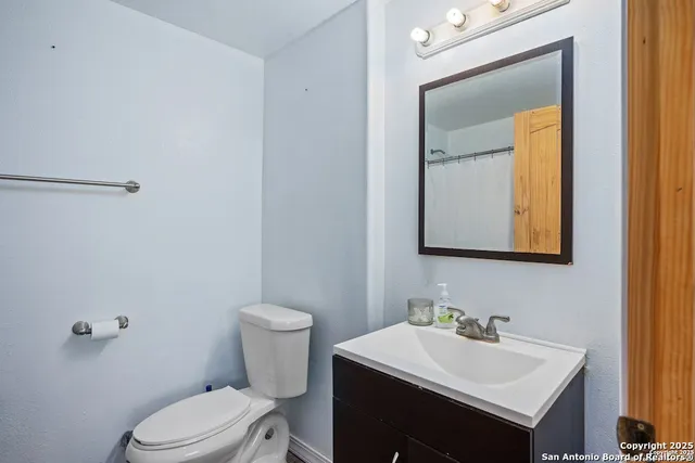 $2,100 | 904 Highway 173, Bandera, TX 78003