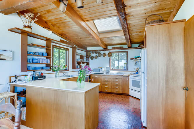 416 Lighthouse Road Aquinnah, MA 02535 - Photo 11 of 39 http://d1qzqeyxiitrap.cloudfront.net/photos/38426/5551fa90.jpg