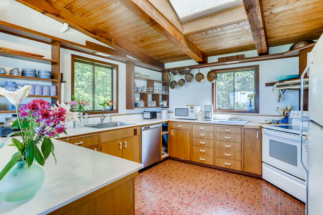 416 Lighthouse Road Aquinnah, MA 02535 - Photo 12 of 39 http://d1qzqeyxiitrap.cloudfront.net/photos/38426/8814954f.jpg