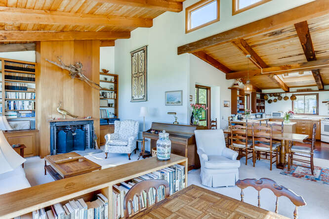 416 Lighthouse Road Aquinnah, MA 02535 - Photo 14 of 39 http://d1qzqeyxiitrap.cloudfront.net/photos/38426/dcccc1cc.jpg