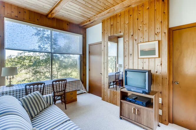 416 Lighthouse Road Aquinnah, MA 02535 - Photo 29 of 39 http://d1qzqeyxiitrap.cloudfront.net/photos/38426/7aaea734.jpg