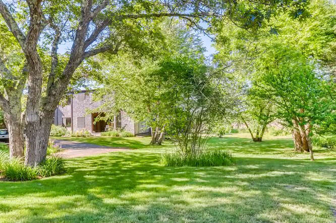 416 Lighthouse Road Aquinnah, MA 02535 - Photo 7 of 39 http://d1qzqeyxiitrap.cloudfront.net/photos/38426/ca1abc71.jpg