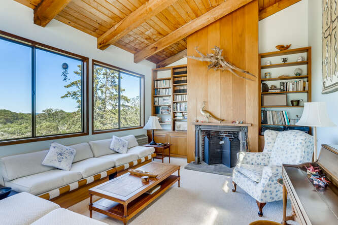 416 Lighthouse Road Aquinnah, MA 02535 - Photo 9 of 39 http://d1qzqeyxiitrap.cloudfront.net/photos/38426/0f3702c2.jpg