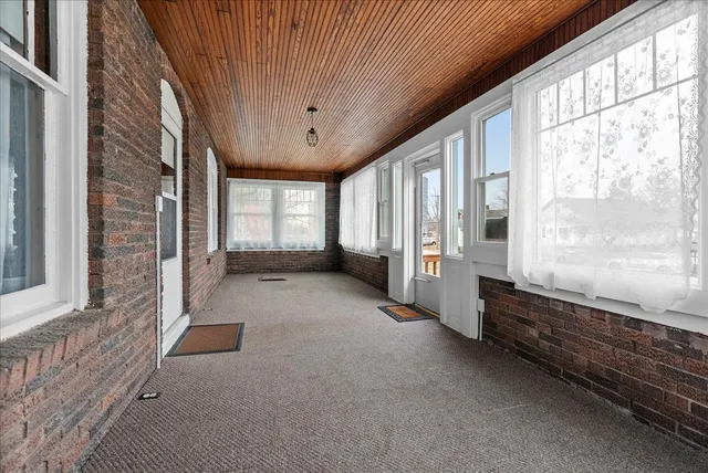 a view of an entryway with a livingroom