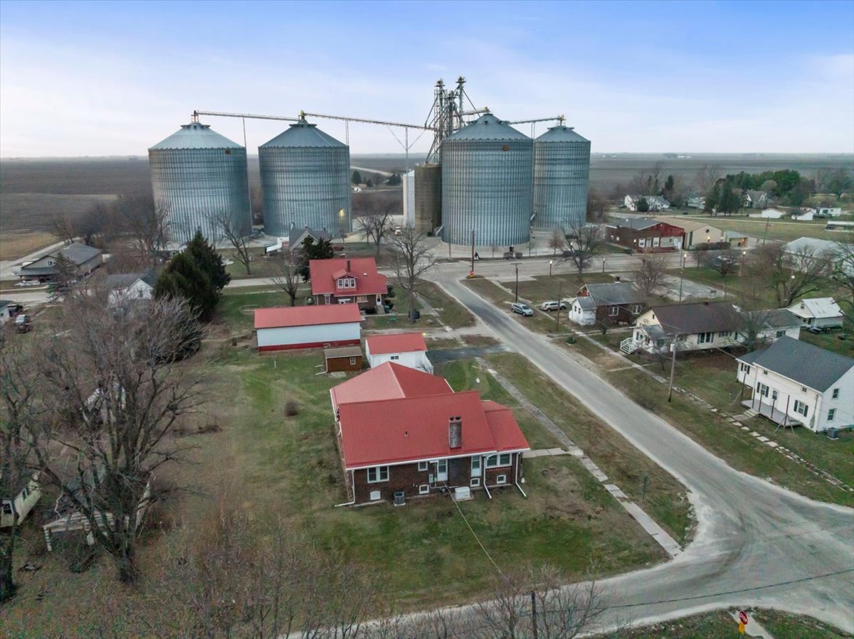 112 East Jefferson Street Dana, IL 61321 - Photo 3 of 40 a view of a city
