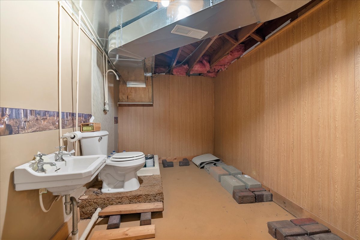 112 East Jefferson Street Dana, IL 61321 - Photo 32 of 40 a bathroom with a sink and a mirror