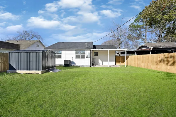 a view of a house with backyard and porch