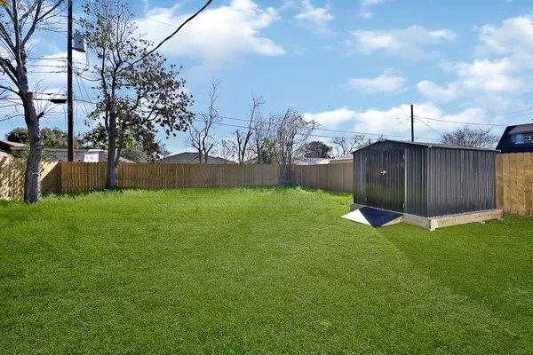 a view of a backyard