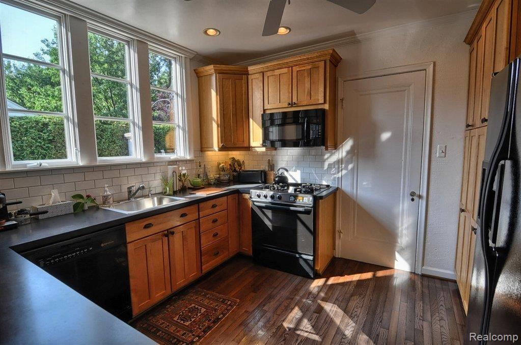 541 Lincoln Road Grosse Pointe, MI 48230 - Photo 7 of 30 Kitchen 2nd View.jpg