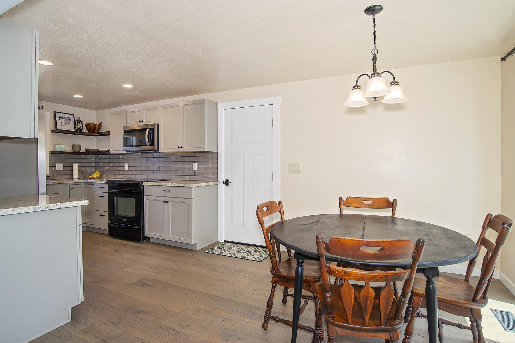 2756 Lone Pine Road Medford, OR 97504 - Photo 6 of 16 Dining Room