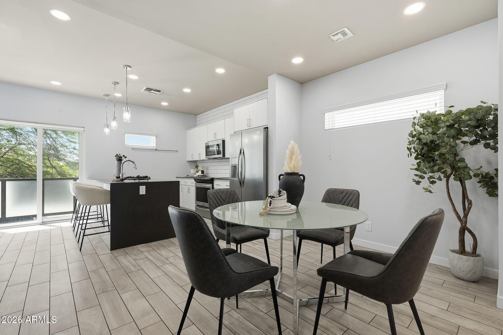 2727 East Thomas Road, Unit 5 Phoenix, AZ 85016 - Photo 9 of 41 a dining room with furniture and a potted plant