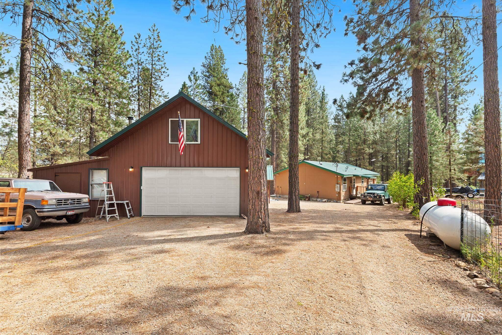 10 Cricket Road Garden Valley, ID 83622 - Photo 18 of 50 Detached garage with driveway