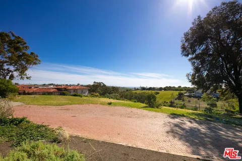 $2,245,000 | 5936 Busch Drive, Malibu, CA 90265