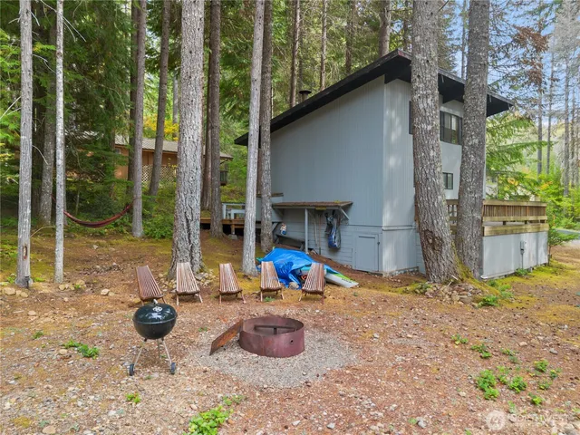 a view of outdoor space yard and porch