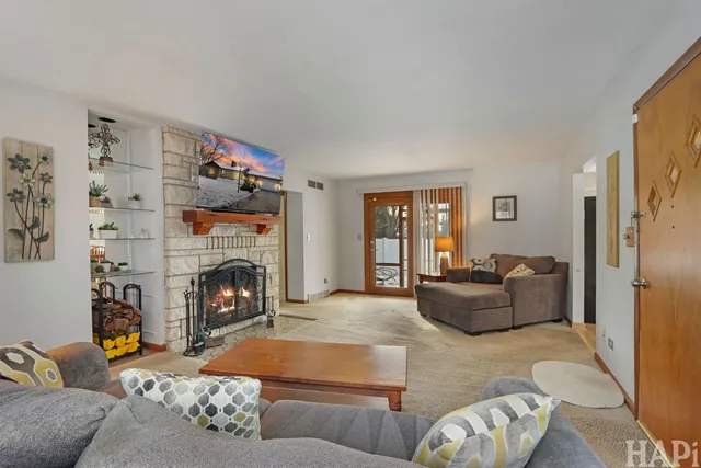 $369,000 | 34945 North Leonard Avenue, Ingleside, IL 60041