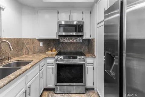 $920,000 | 400 Lake Street, Unit 105, Huntington Beach, CA 92648