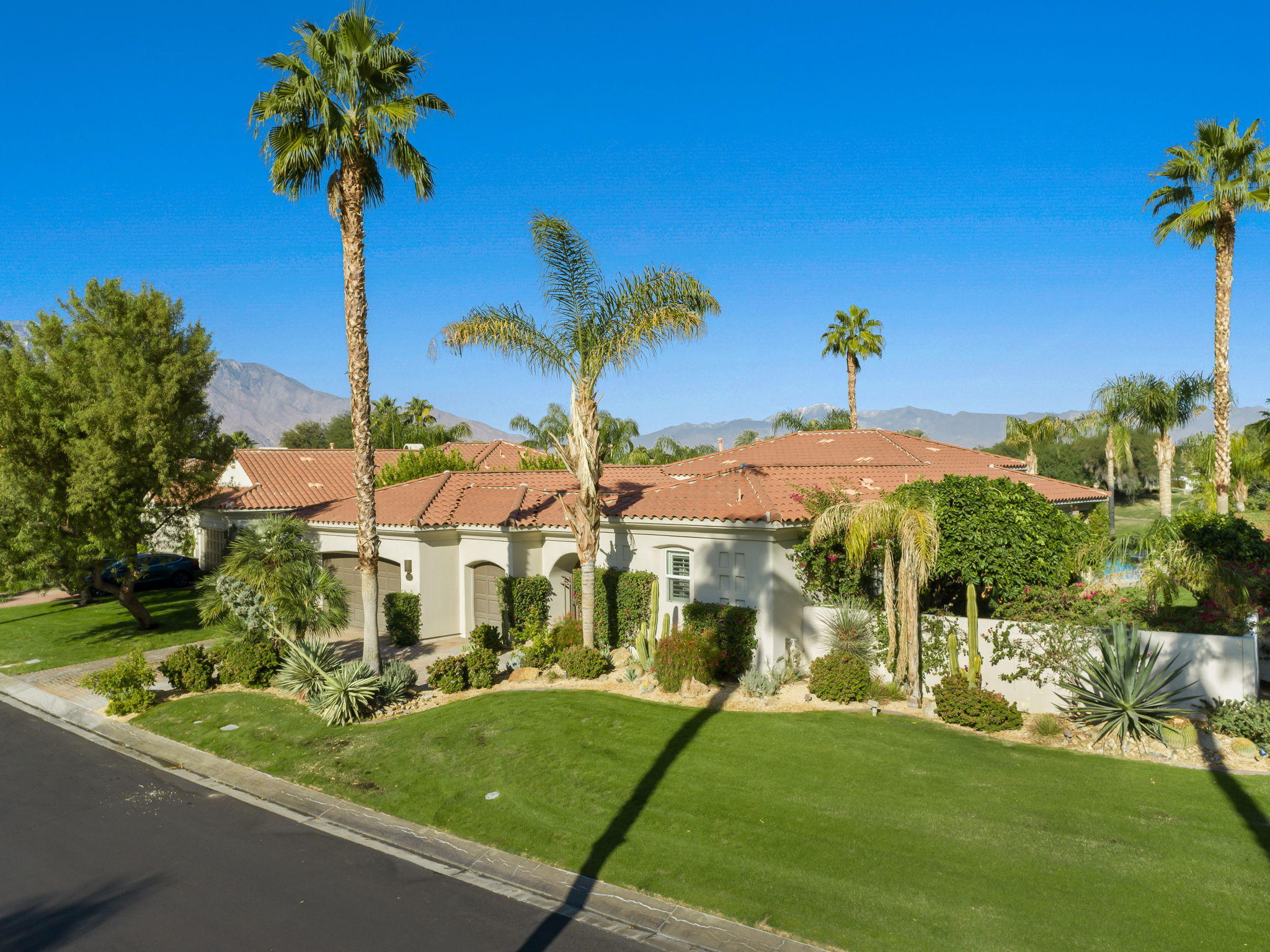 315 Loch Lomond Road Rancho Mirage, CA 92270 - Photo 4 of 46 2-web-or-mls-JVLochLomond1120_002