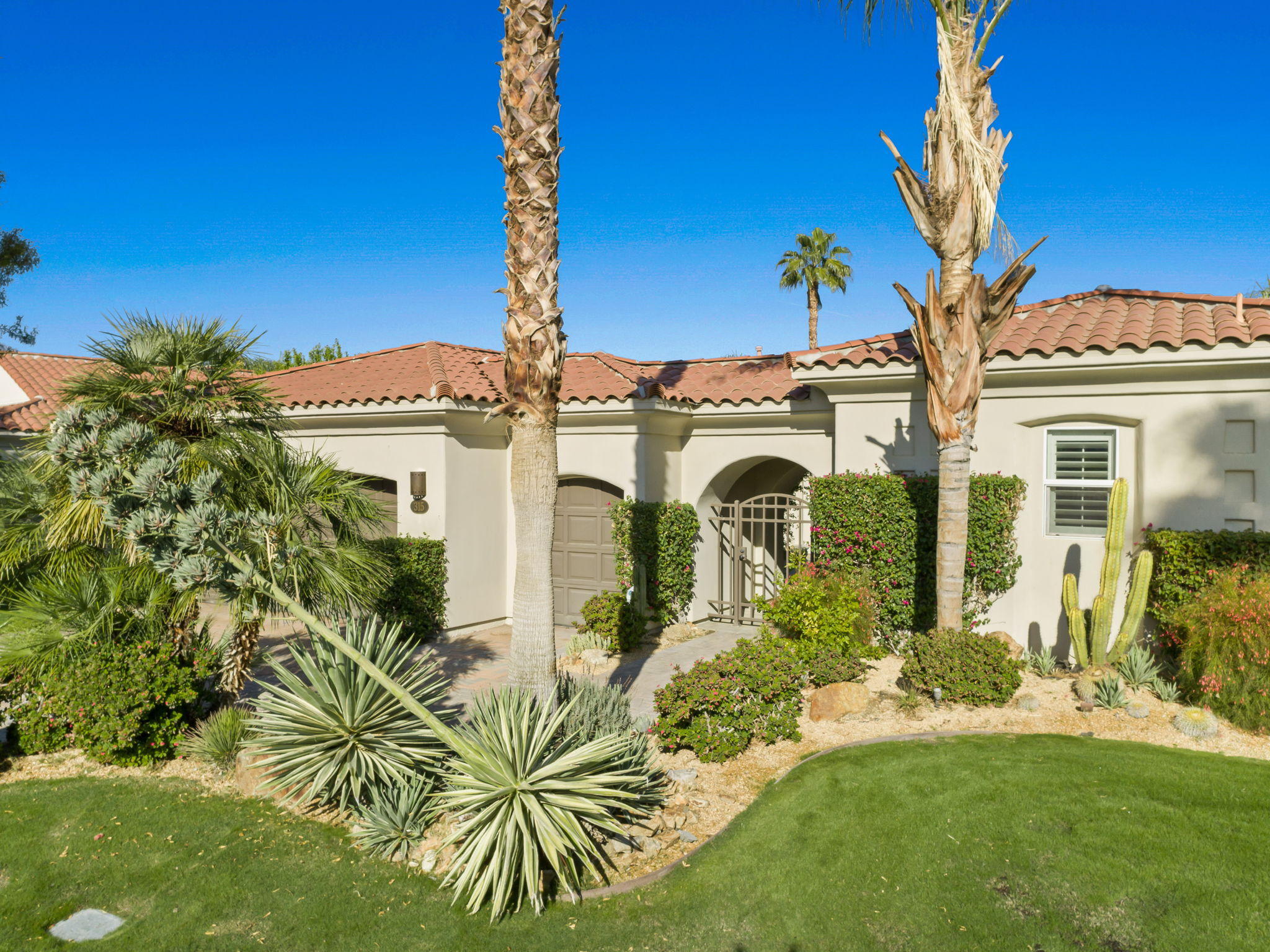 315 Loch Lomond Road Rancho Mirage, CA 92270 - Photo 5 of 46 4-web-or-mls-JVLochLomond1120_004