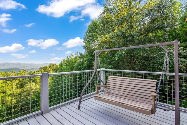 a view of a back yard