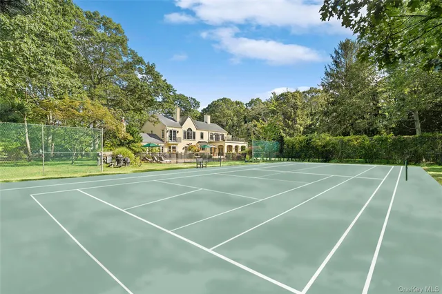 a view of an tennis court