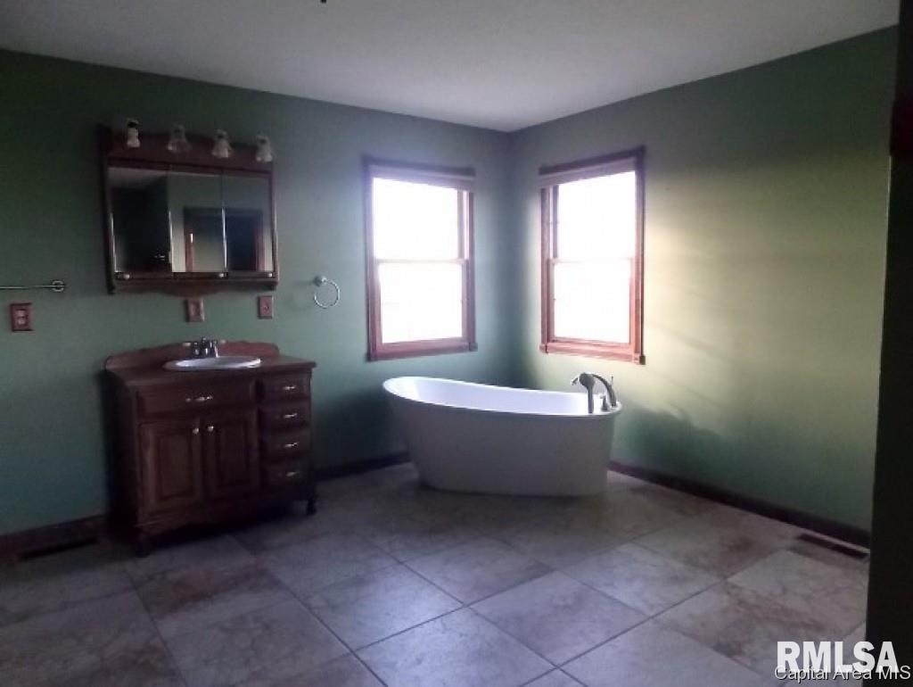 31137 Kimes Road Girard, IL 62640 - Photo 6 of 14
