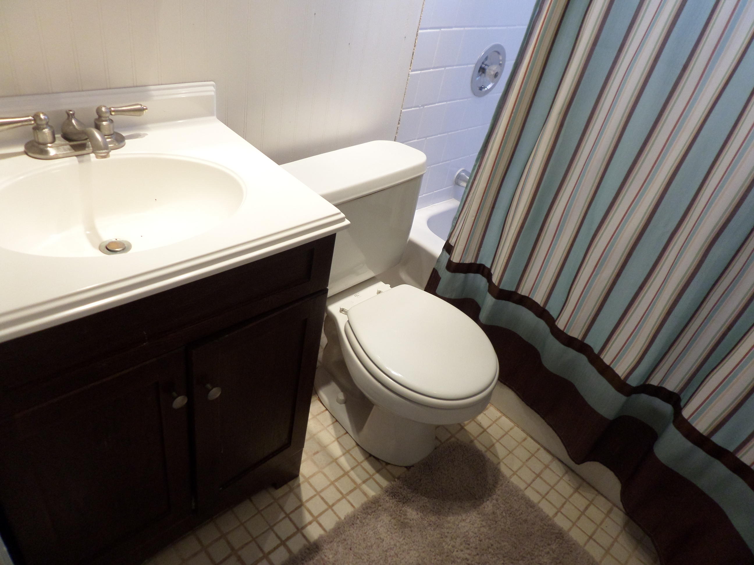 138 Kentucky Avenue Oak Ridge, TN 37830 - Photo 16 of 28 Guest bathroom