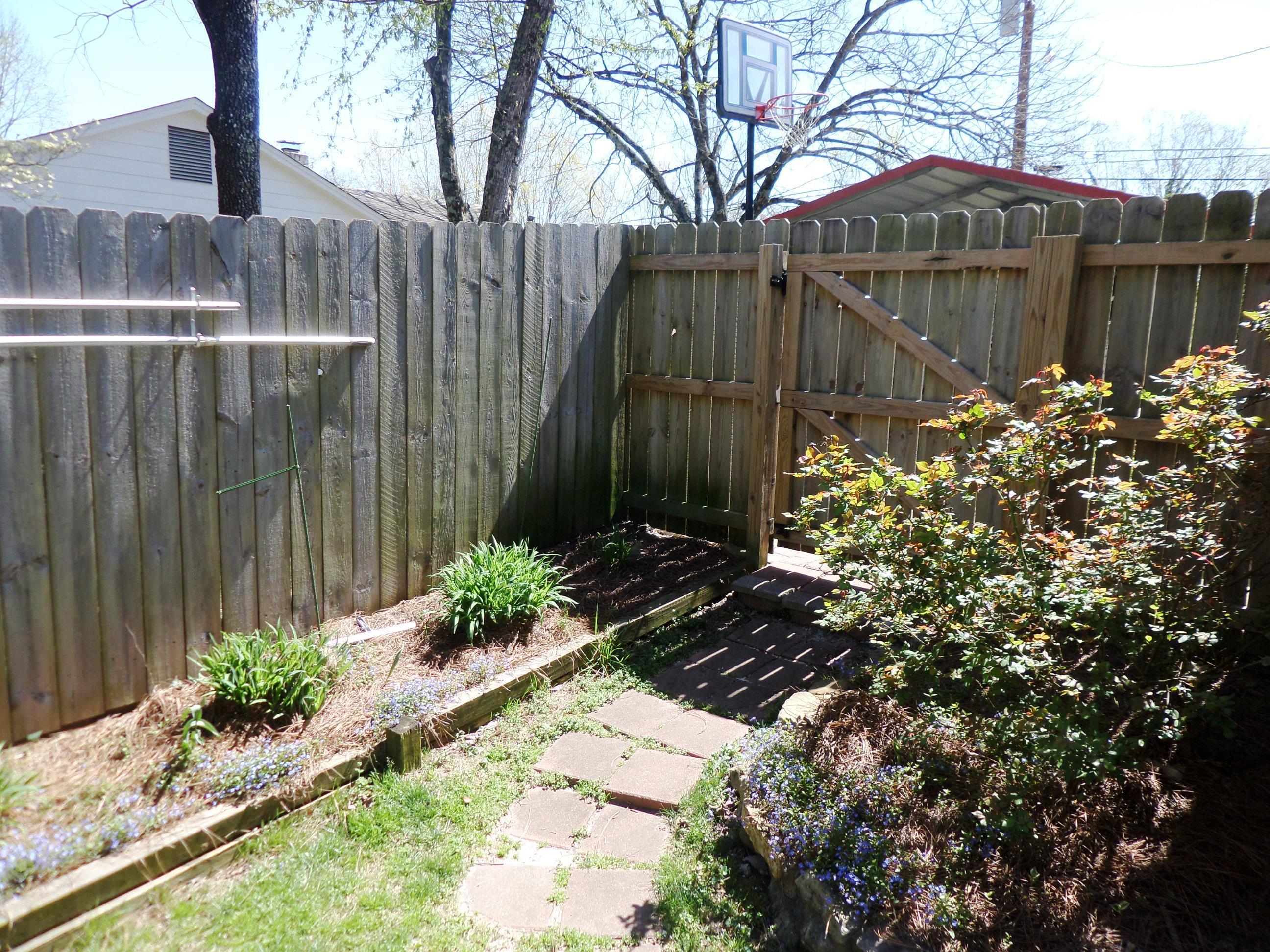 138 Kentucky Avenue Oak Ridge, TN 37830 - Photo 23 of 28 Side fence
