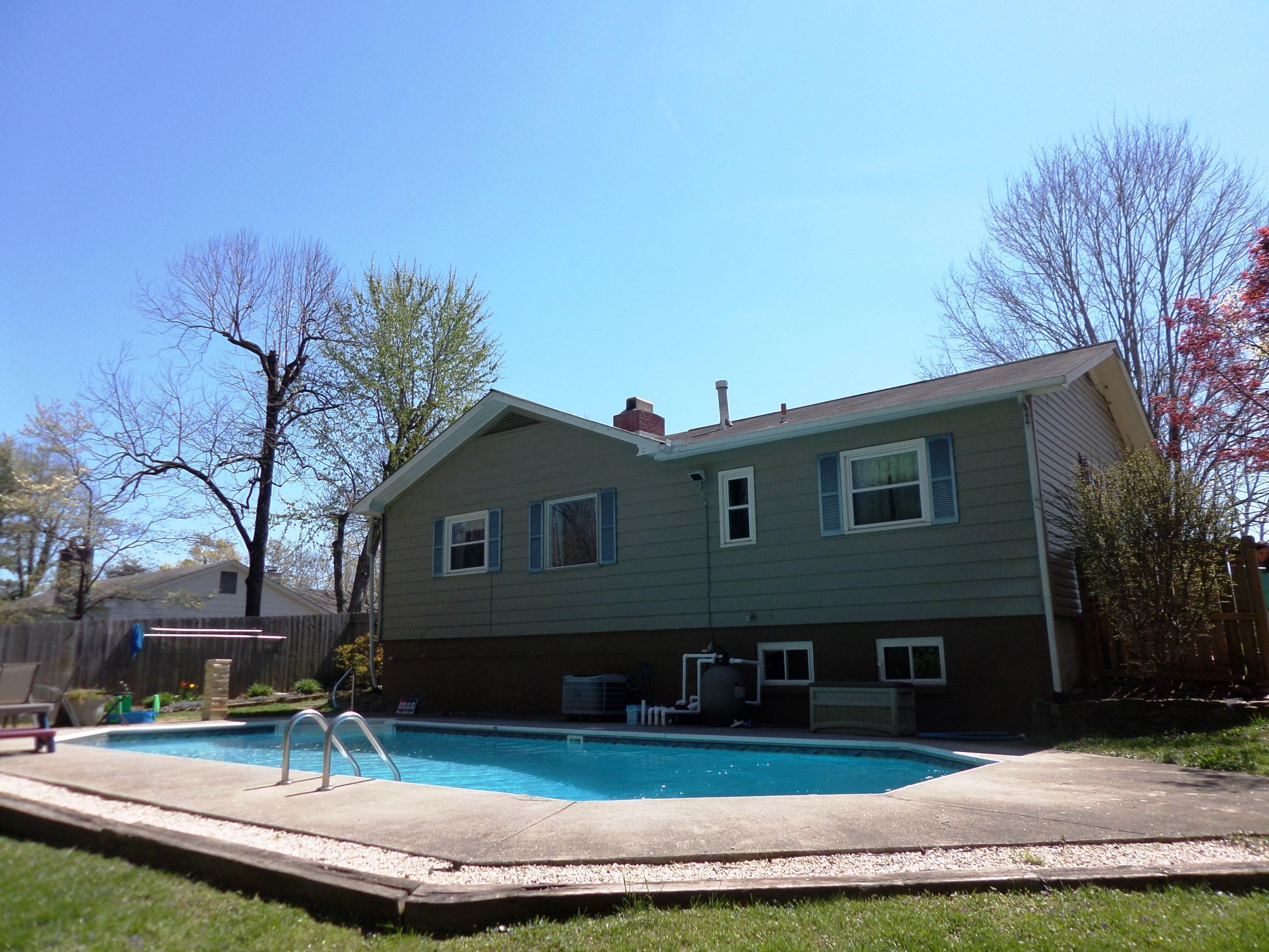 138 Kentucky Avenue Oak Ridge, TN 37830 - Photo 28 of 28 Back of house with pool