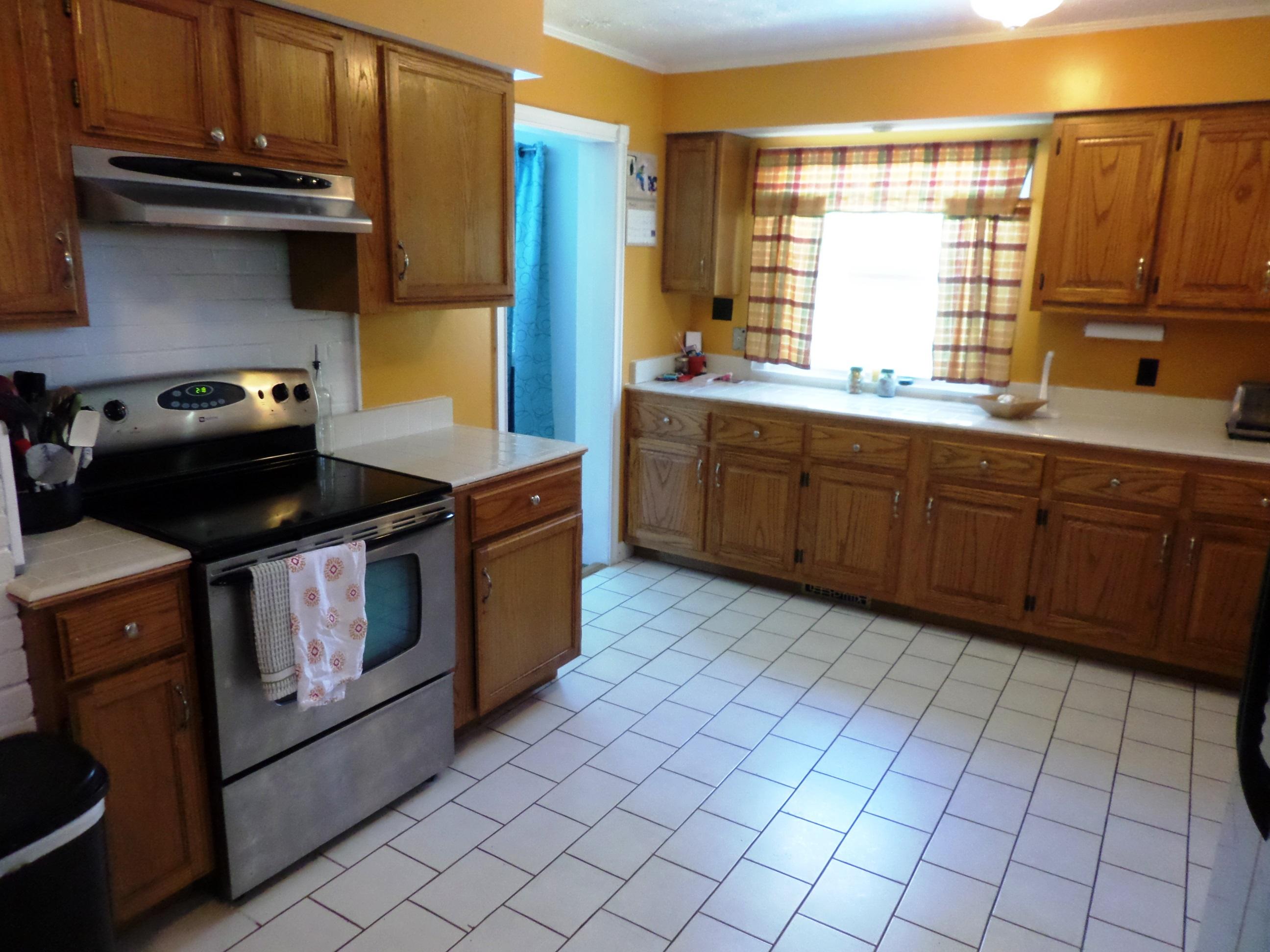 138 Kentucky Avenue Oak Ridge, TN 37830 - Photo 4 of 28 Kitchen