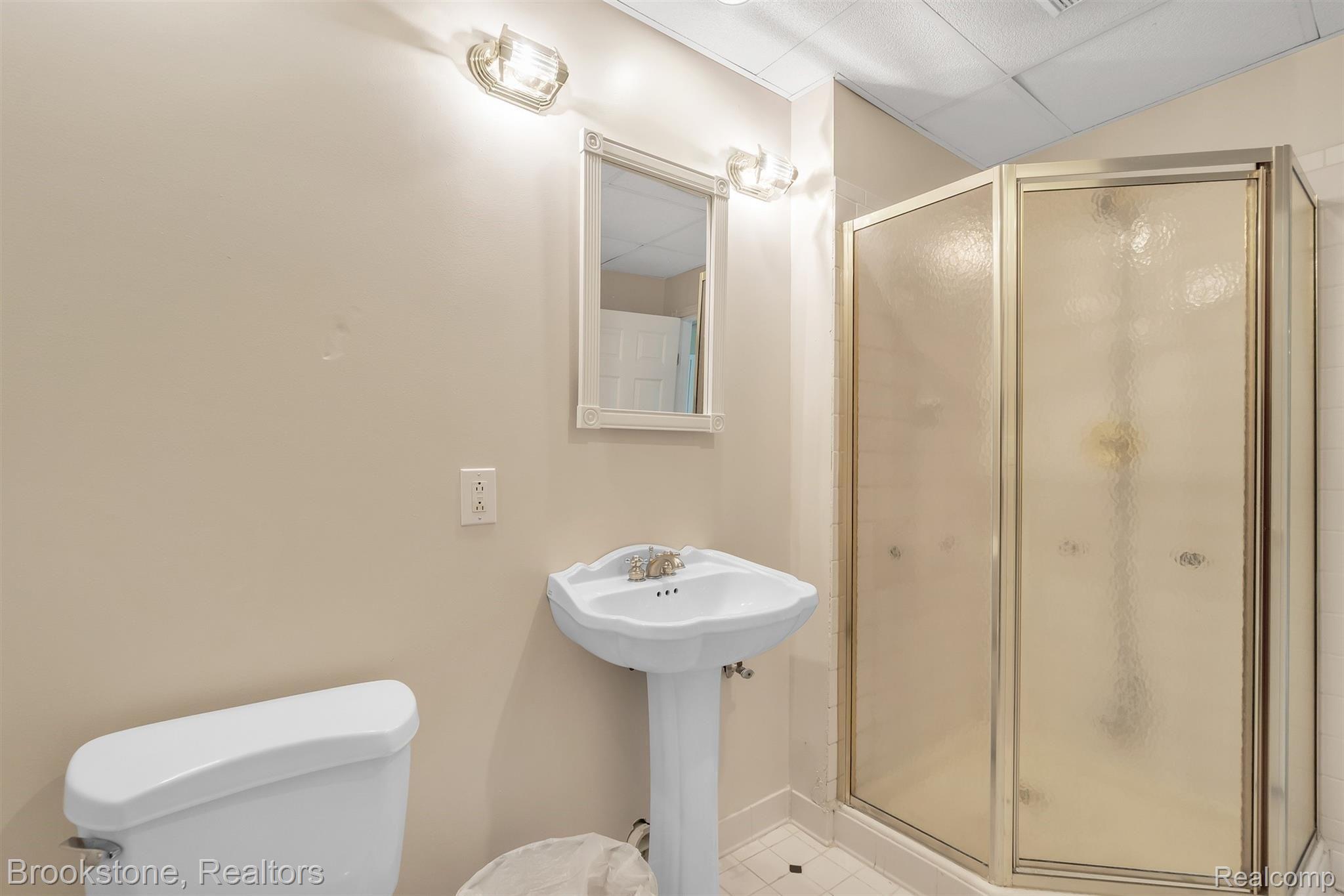 451 John R Road Rochester, MI 48307 - Photo 21 of 25 Full bath in the walk out basement