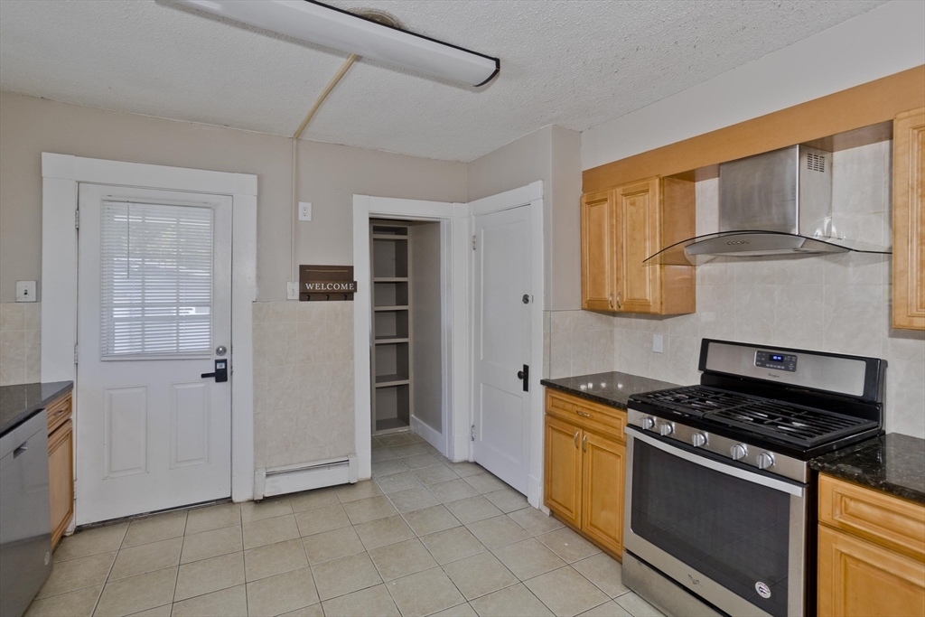 121 Dorset Street Springfield, MA 01108 - Photo 6 of 40