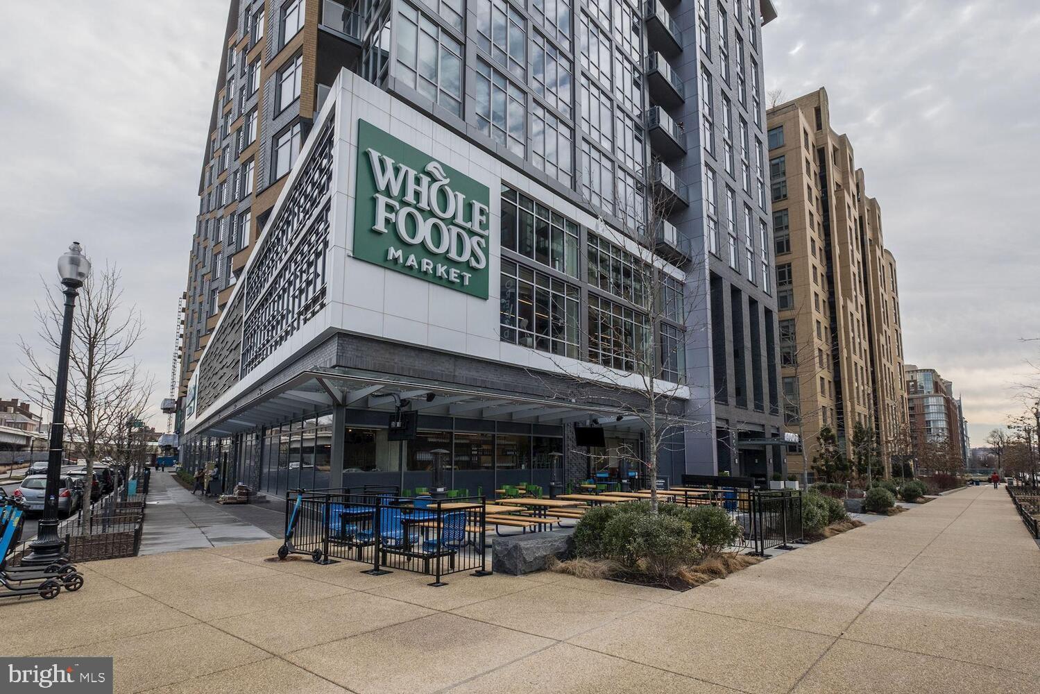 1025 First Street Southeast, Unit 716 Washington, DC 20003 - Photo 25 of 27 a view of a building with sitting area