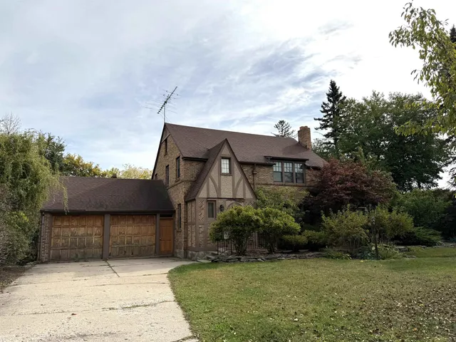 $369,500 | 364 State Street, Marinette, WI 54143