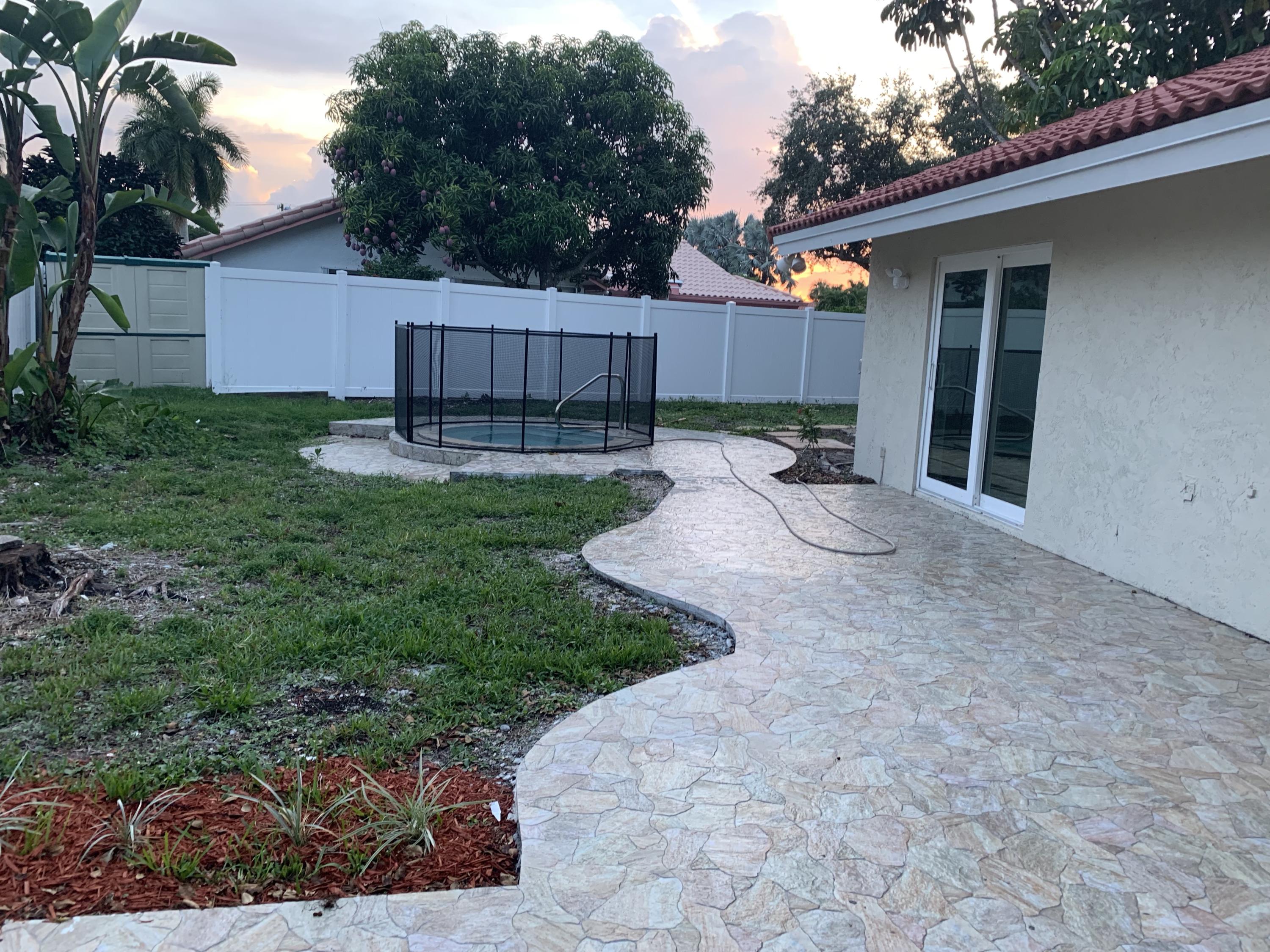 8944 Escondido Way East Boca Raton, FL 33433 - Photo 9 of 33 GZxNkBk2RMGhxnBC7Cakiw