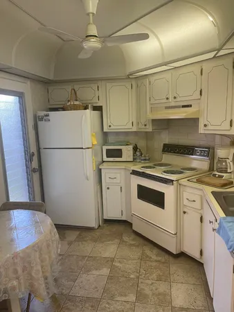 $1,450 | 4 West Greenway Drive, Unit 201, Royal Palm Beach, FL 33411